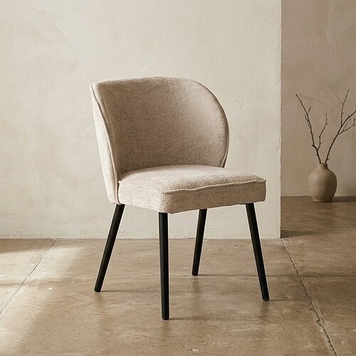 Bankje Mokana Meubelen, moderne beige stoel met zwarte poten, perfect voor woonkamer of kantoor, combineert comfort en elegantie.