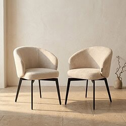 Elegante Esszimmerstühle aus Holz mit beigem Bezug – perfekt für ein modernes und stilvolles Esszimmer. Bequeme und langlebige Möbel von Mokana Meubelen für eine gemütliche Atmosphäre.