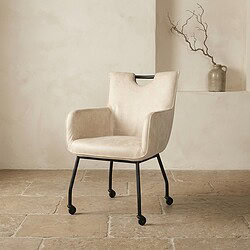 Comfortabele beige stoffen fauteuil met houten armleuningen en wieltjes, ideaal voor moderne woonkamers en kantoren.