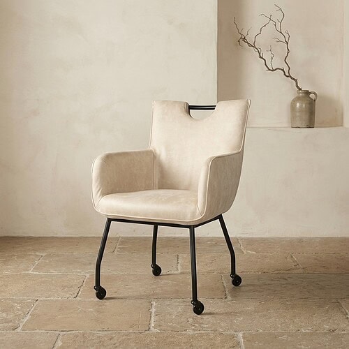 Comfortabele beige stoffen fauteuil met houten armleuningen en wieltjes, ideaal voor moderne woonkamers en kantoren.