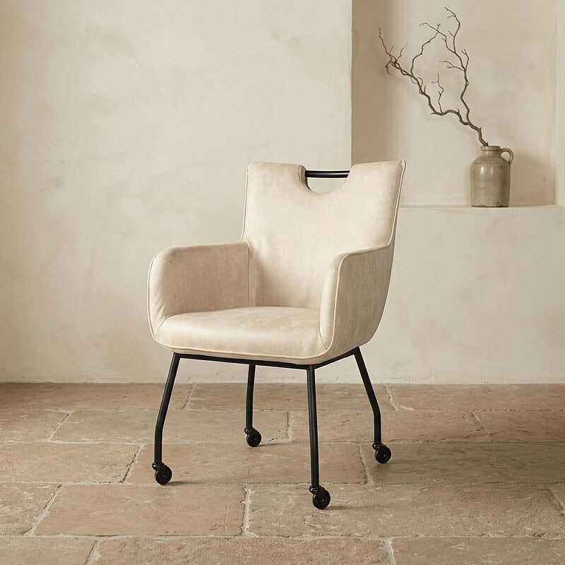 Comfortabele beige stoffen fauteuil met houten armleuningen en wieltjes, ideaal voor moderne woonkamers en kantoren.