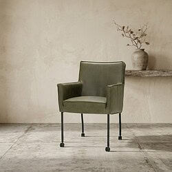 Elegante groene fauteuil met houten poten, perfect voor modern interieur, comfortabel en stijlvol, gemaakt door Mokana Meubelen.