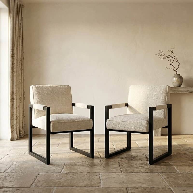 Moderne beige Sessel mit schwarzem Metallgestell, perfekt für ein stilvolles Wohnzimmer oder einen Büroraum. Bequemer Sitzkomfort und zeitgemäßes Design für einen eleganten Look.