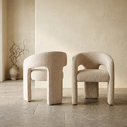 Zwei stilvolle, beigefarbene Stoffsessel mit einzigartigem Design, perfekt für ein modernes Wohnzimmer. Hergestellt aus hochwertigen Materialien für Komfort und Langlebigkeit.