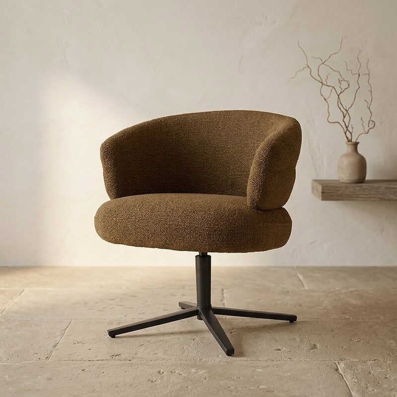 Comfortabele houten draaistoel met zachte stoffen bekleding, ideaal voor moderne woonruimtes en kantoren.