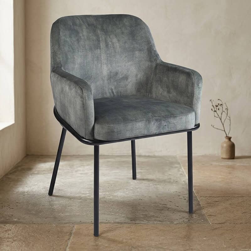 Moderne houten stoel met zachte bekleding en armleuningen, perfect voor woonkamer of kantoor, in een minimalistisch interieur.