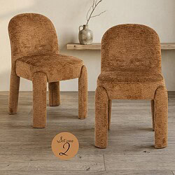 Twee vintage houten eetkamerstoelen met zachte, gebreide stoffen bekleding in een minimalistische interieursetting, perfect voor een gezellige eetruimte.