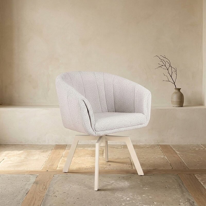Ein eleganter weißer Sessel mit weicher Polsterung und Holzbeinen – perfekt für ein modernes Wohnzimmer oder ein Büro.