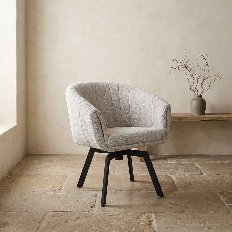 Moderner Mokana-Lounge-Sessel mit weicher Polsterung und schwarzen Holzbeinen – ideal für eine stilvolle und bequeme Sitzecke in deinem Zuhause.