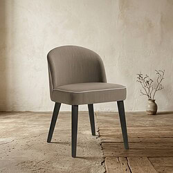 Elegante Mokana meubelstoel met zachte bekleding en zwarte houten poten, perfect voor moderne woonruimtes en eetkamers.
