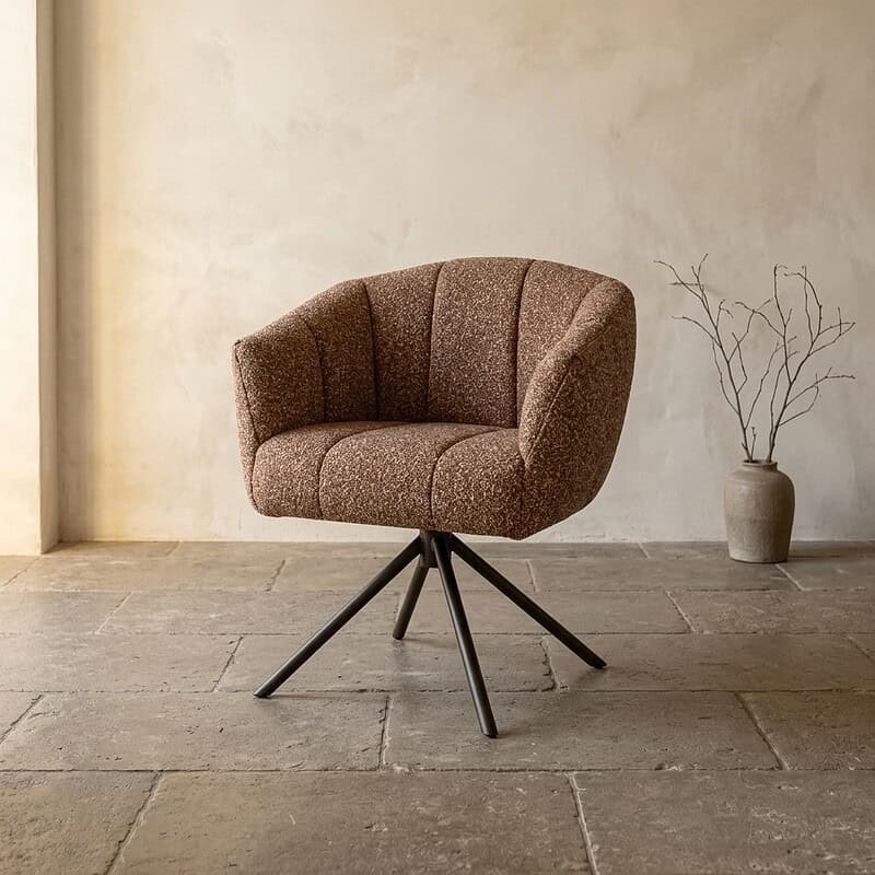 Bequemer Stoffsessel mit drehbarem Fußgestell, perfekt für moderne Wohnzimmer. Hergestellt aus hochwertigen Materialien für Langlebigkeit und Stil.