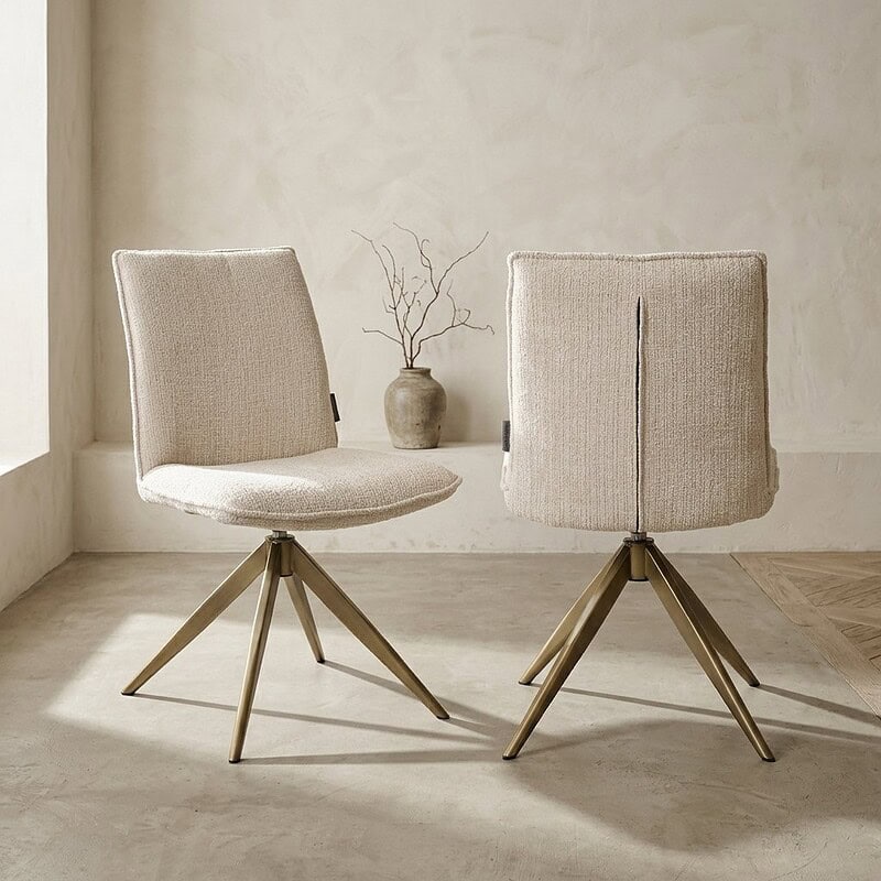 Moderne Esszimmerstühle aus Holz mit beigem Bezug – stilvolle und bequeme Sitzgelegenheiten für das Esszimmer oder Wohnzimmer, entworfen von Mokana Meubelen.