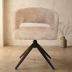 Moderne houten draaifauteuil met zachte stoffen bekleding, ideaal voor woonkamer of kantoor, gecombineerd met een minimalistisch interieur.