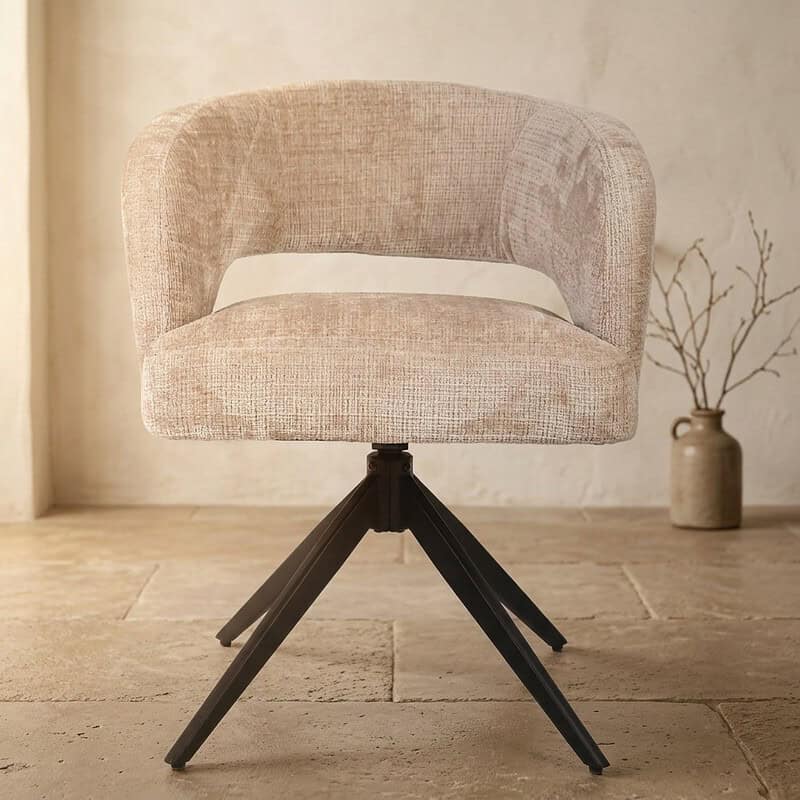 Moderne houten draaifauteuil met zachte stoffen bekleding, ideaal voor woonkamer of kantoor, gecombineerd met een minimalistisch interieur.