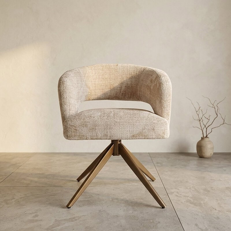 Moderne Mokana meubelstoel met zachte bekleding en houten poten, perfect voor een stijlvolle en comfortabele zithoek.