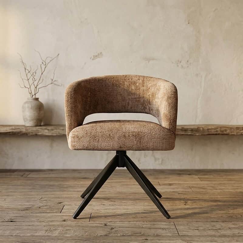 Moderne stoffen stoel met houten poten en comfortabele rugleuning, perfect voor een stijlvolle en gezellige woonkamer of kantoorruimte.