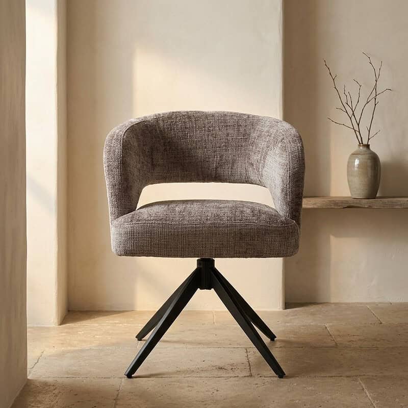 Moderne draaistoel met houten poten en zachte stoffen bekleding, perfect voor een stijlvolle woonkamer of kantoorruimte.