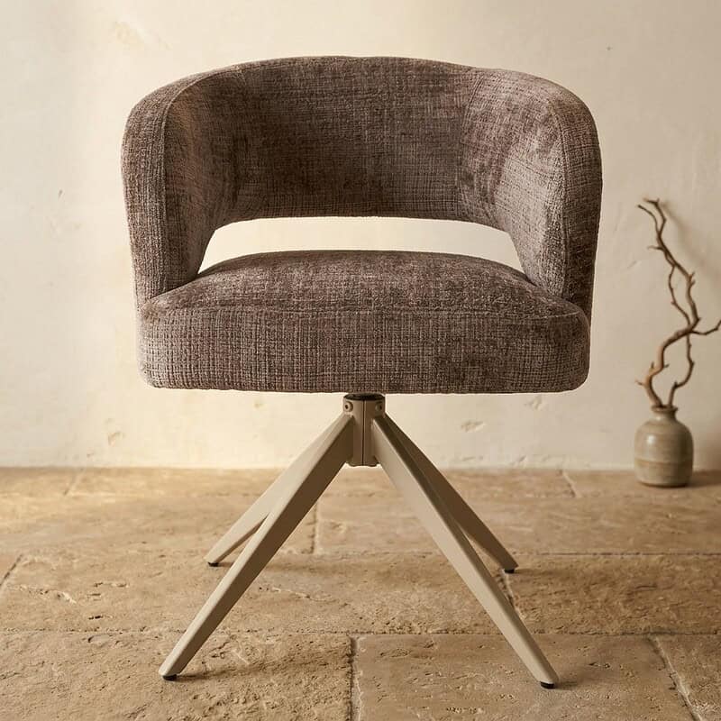 Comfortabel gestoffeerd bankje met moderne houten poten, perfect voor woonkamer of slaapkamer, ontworpen door Mokana Meubelen.
