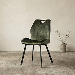 Moderne houten eetkamerstoel met groene bekleding en slanke zwarte poten, perfect voor een stijlvolle eetkamer of woonkamer.