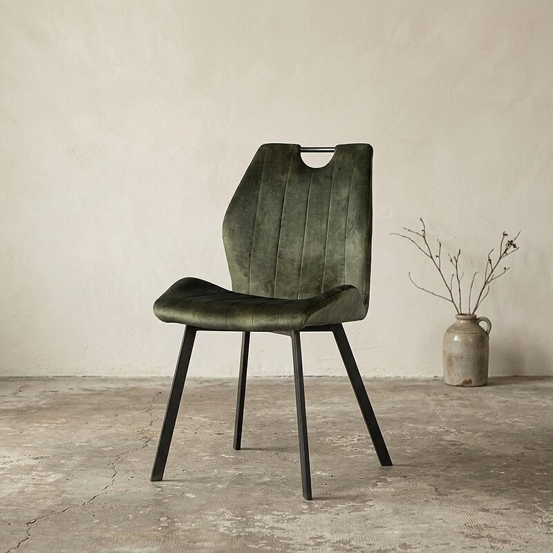 Moderne houten eetkamerstoel met groene bekleding en slanke zwarte poten, perfect voor een stijlvolle eetkamer of woonkamer.