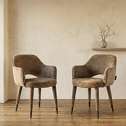 Zwei Vintage-Holzsessel mit weicher Polsterung in einem modernen, minimalistischen Interieur mit hellen Wänden und Holzboden – perfekt für eine gemütliche Sitzecke.