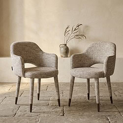 Zwei stilvolle Holzsessel mit weicher Stoffpolsterung, perfekt für ein modernes Wohnzimmer oder einen Büroraum. Bequeme Sitzgelegenheiten mit zeitlosem Design und natürlicher Optik.