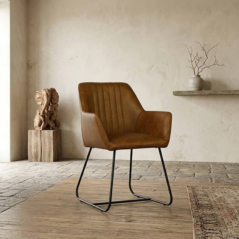 Luxe leren fauteuil met metalen frame in een strak, minimalistisch interieur, perfect voor moderne woonruimtes en stijlvolle zitgelegenheden.