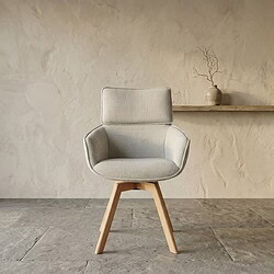 Elegante Scandinavische fauteuil met lichtgrijze bekleding en houten poten, perfect voor een minimalistische woonkamer of kantoorruimte.