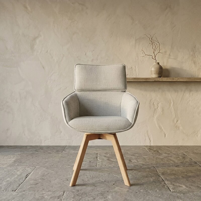 Elegante Scandinavische fauteuil met lichtgrijze bekleding en houten poten, perfect voor een minimalistische woonkamer of kantoorruimte.