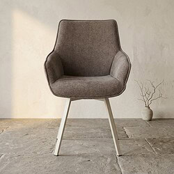Moderne fauteuil met houten poten en zachte stoffen bekleding, geschikt voor een eigentijdse woonkamer of kantoorruimte.