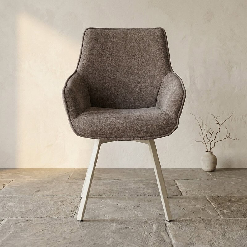 Moderne fauteuil met houten poten en zachte stoffen bekleding, geschikt voor een eigentijdse woonkamer of kantoorruimte.