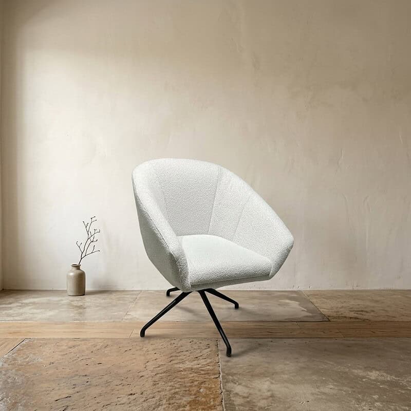 Elegante witte lounge stoel met comfortabele bekleding en zwarte metalen poten, perfect voor een moderne en stijlvolle woonkamer of zithoek.
