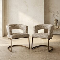 Zwei moderne Stoffsessel mit Metallgestellen in einer minimalistischen Einrichtung, perfekt für das Wohnzimmer oder die Lounge.