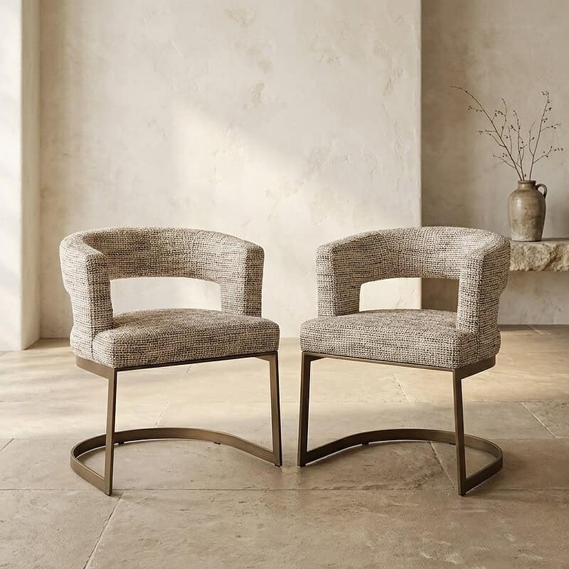 Zwei moderne Stoffsessel mit Metallgestellen in einer minimalistischen Einrichtung, perfekt für das Wohnzimmer oder die Lounge.