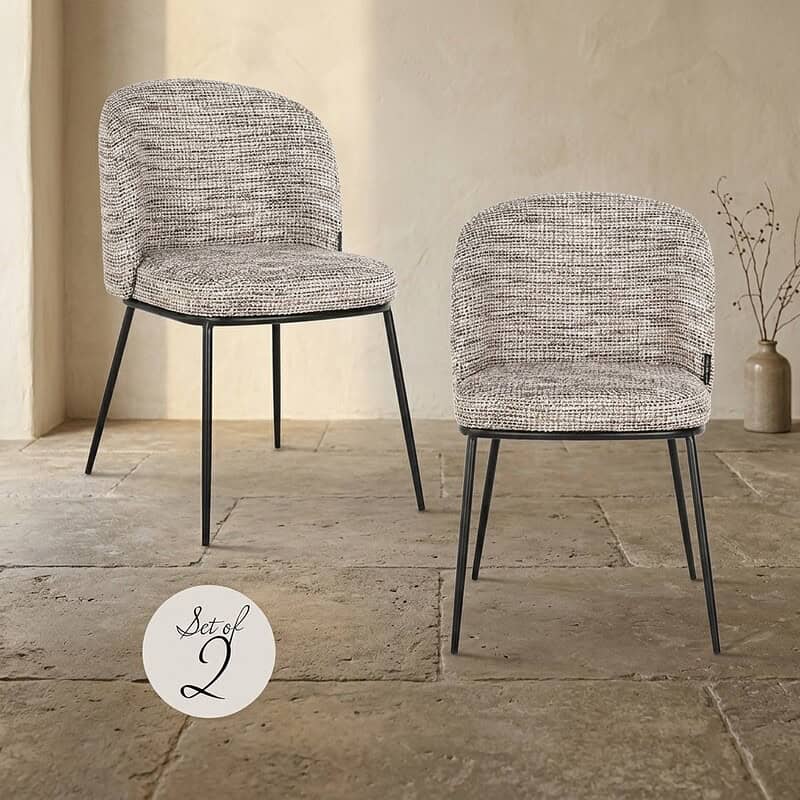 Zwei moderne Polstersessel mit schwarzen Metallbeinen, perfekt für ein modernes Wohn- oder Esszimmer, entworfen von Mokana Meubelen.