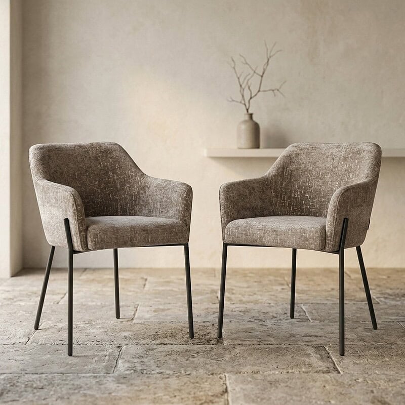 Zwei moderne Holzsessel mit weicher Polsterung in einem minimalistischen Interieur – perfekt für ein stilvolles Wohnzimmer oder eine Lounge.
