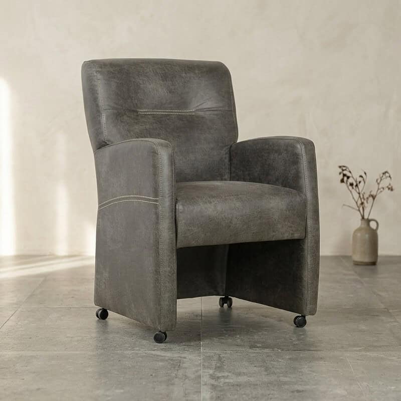Elegante grijze fauteuil met wieltjes, perfect voor een moderne woonkamer of kantoorruimte, biedt comfort en stijl met een strak ontwerp en zachte bekleding.