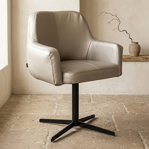 Luxe leren bureaustoel met draaibaar onderstel, perfect voor kantoor of thuiswerkplek, in een neutrale kleur en modern design.