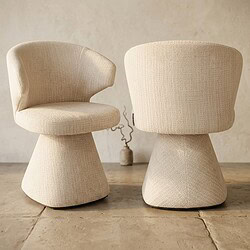 Zwei moderne Holzsessel mit weichem, beigem Bezug und einzigartigem Design – perfekt für eine stilvolle und gemütliche Sitzecke in jedem Interieur.
