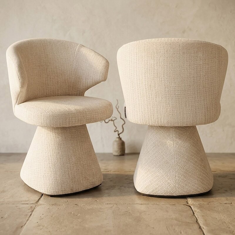 Zwei moderne Holzsessel mit weichem, beigem Bezug und einzigartigem Design – perfekt für eine stilvolle und gemütliche Sitzecke in jedem Interieur.