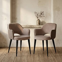 Moderne Esszimmerstühle von Mokana Möbel mit bequemer Polsterung und stilvollen schwarzen Beinen – perfekt für ein modernes Esszimmer.