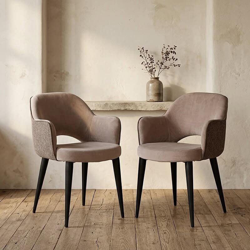 Moderne Esszimmerstühle von Mokana Möbel mit bequemer Polsterung und stilvollen schwarzen Beinen – perfekt für ein modernes Esszimmer.