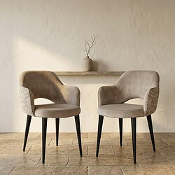 Zwei moderne beigefarbene Esszimmerstühle mit weicher Polsterung und Holzbeinen, platziert in einem minimalistischen Interieur mit einer hellen Wand und einer dekorativen Vase im Hintergrund.