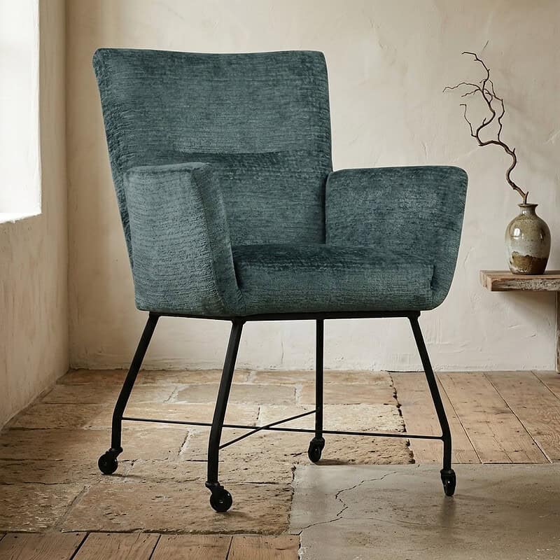 Moderner Holzstuhl mit weichem, dunkelgrünem Bezug und Rollen, ideal fürs Büro oder Wohnzimmer, passt perfekt zu einer minimalistischen Einrichtung.