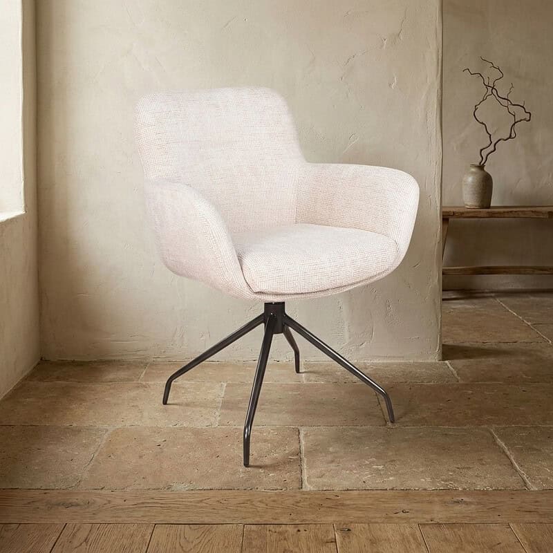 Moderne witte lounge stoel met zwarte metalen poot, perfect voor een stijlvolle en comfortabele zithoek in huis of kantoor.