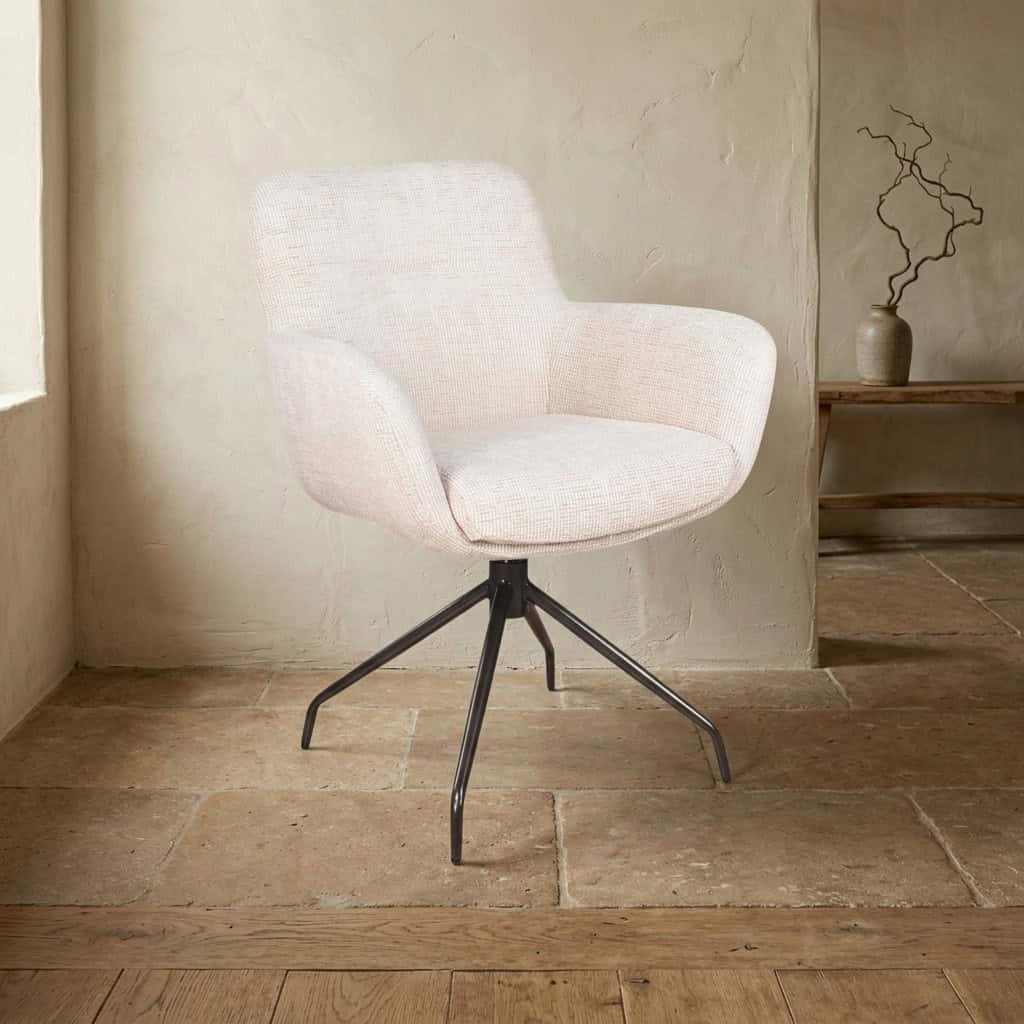Moderne witte lounge stoel met zwarte metalen poot, perfect voor een stijlvolle en comfortabele zithoek in huis of kantoor.