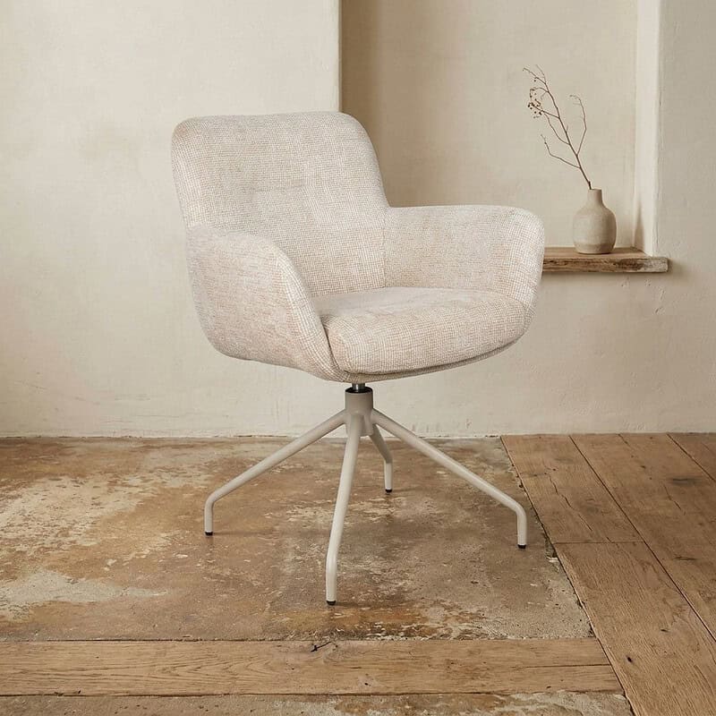 Moderne stoffen zitstoel met metalen onderstel, perfect voor een stijlvolle en comfortabele zithoek in huis of kantoor.