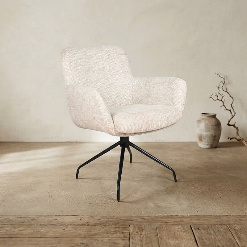 Moderne Mokana fauteuil met comfortabele bekleding en zwart metalen onderstel, perfect voor een stijlvolle woonkamer of kantoor.