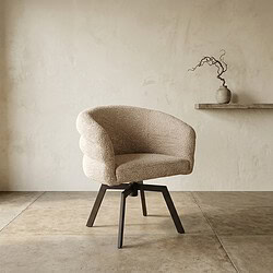 Elegante beige fauteuil met zachte bekleding en houten poten, perfect voor een modern interieur.