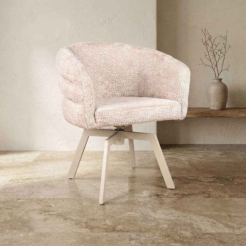 Moderne bank met zachte bekleding en houten poten, perfect voor een stijlvolle woonkamer. Ontdek de collectie bij Mokana Meubelen voor comfortabele en trendy meubels.